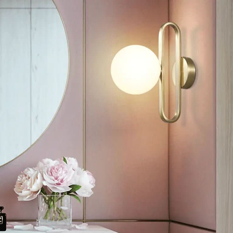 Arandela de Parede Dourada Lumina com Globo de Vidro Fosco - Morada Serena