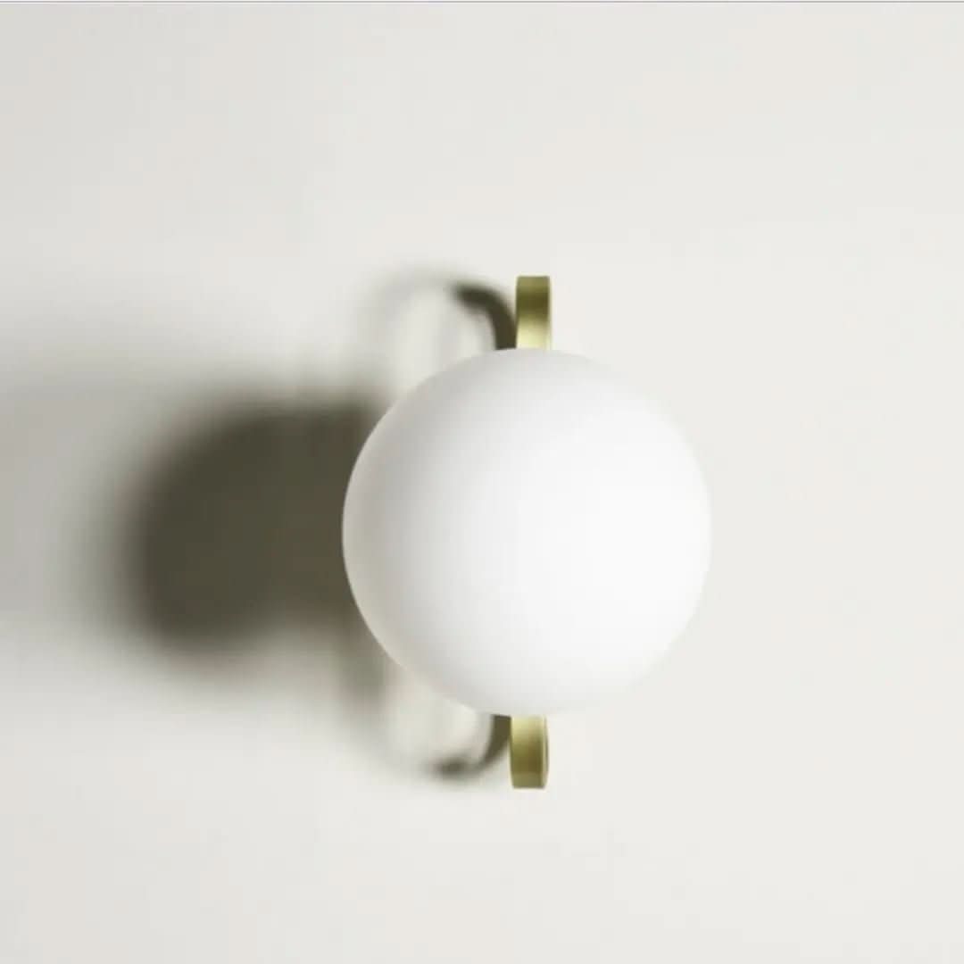 Arandela de Parede Dourada Lumina com Globo de Vidro Fosco - Morada Serena