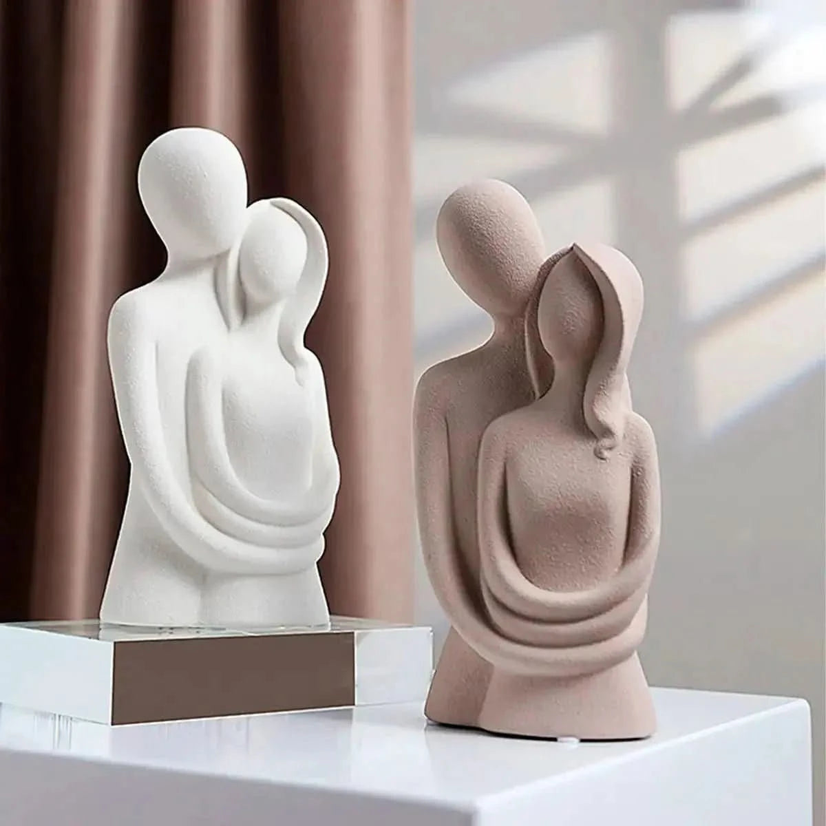 Escultura Decorativa em Resina Amor Entrelaçado - Morada Serena