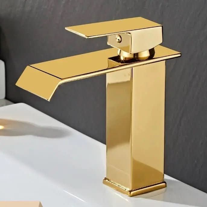 Torneira Banheiro Monocomando Cascata Preta Dourada Bica Baixa Quadrada - Morada Serena