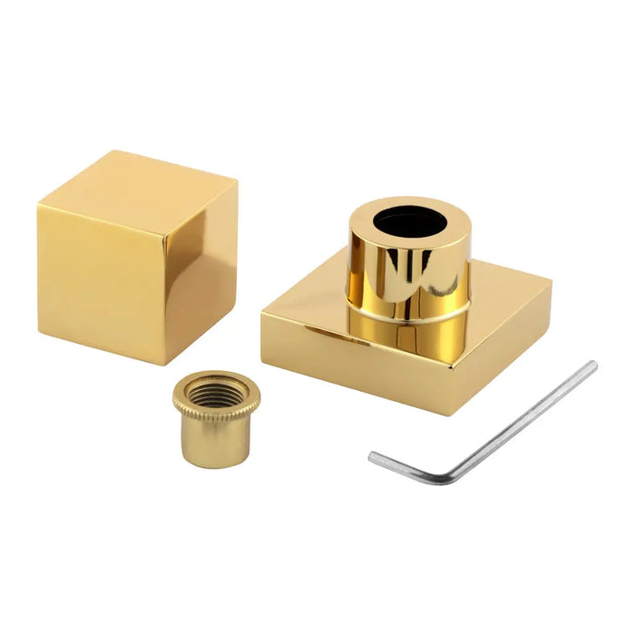 Detalhe do acabamento dourado brilhante com design quadrado